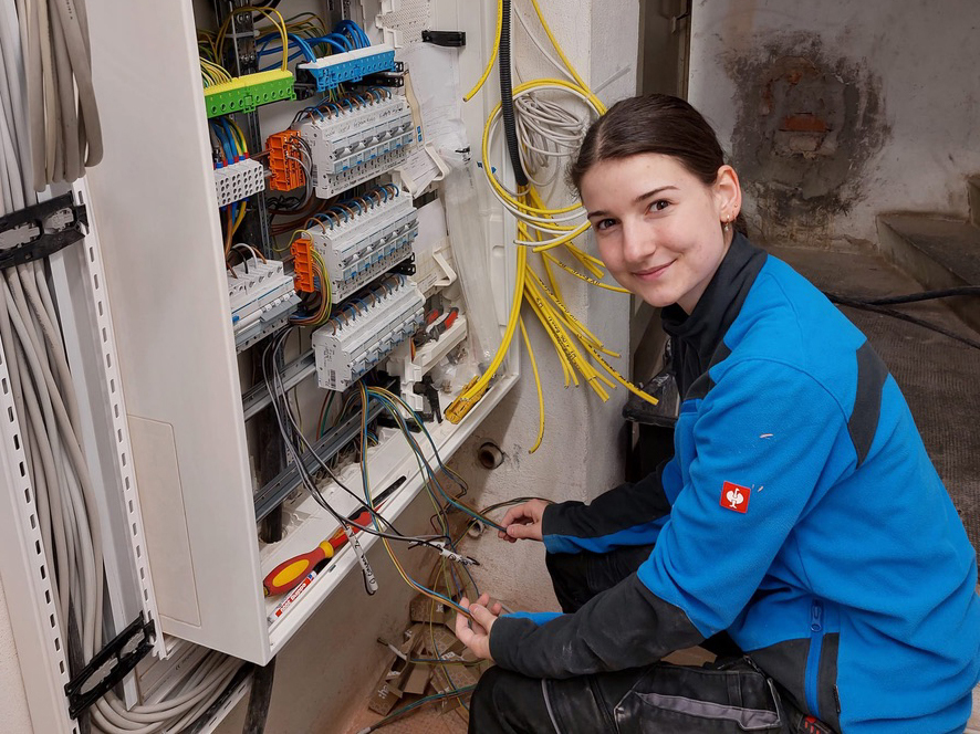 Ausbildungsbotschafterin Pauline Bauer arbeitet an einem Sicherungskasten.