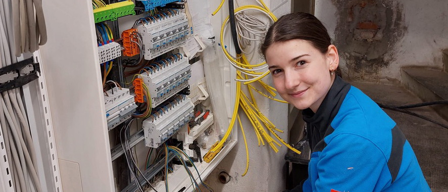 Ausbildungsbotschafterin Pauline Bauer arbeitet an einem Sicherungskasten.