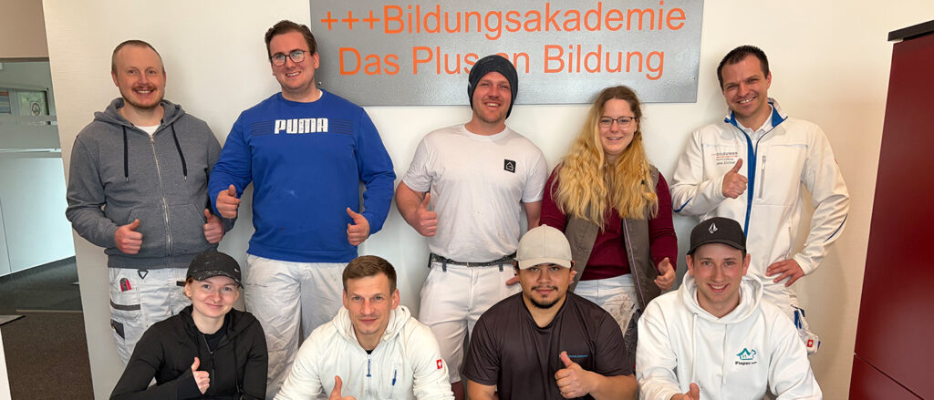 Gruppenbild mit Teilnehmenden des Malermeisterkurses an der Bildungsakademie Waldshut.