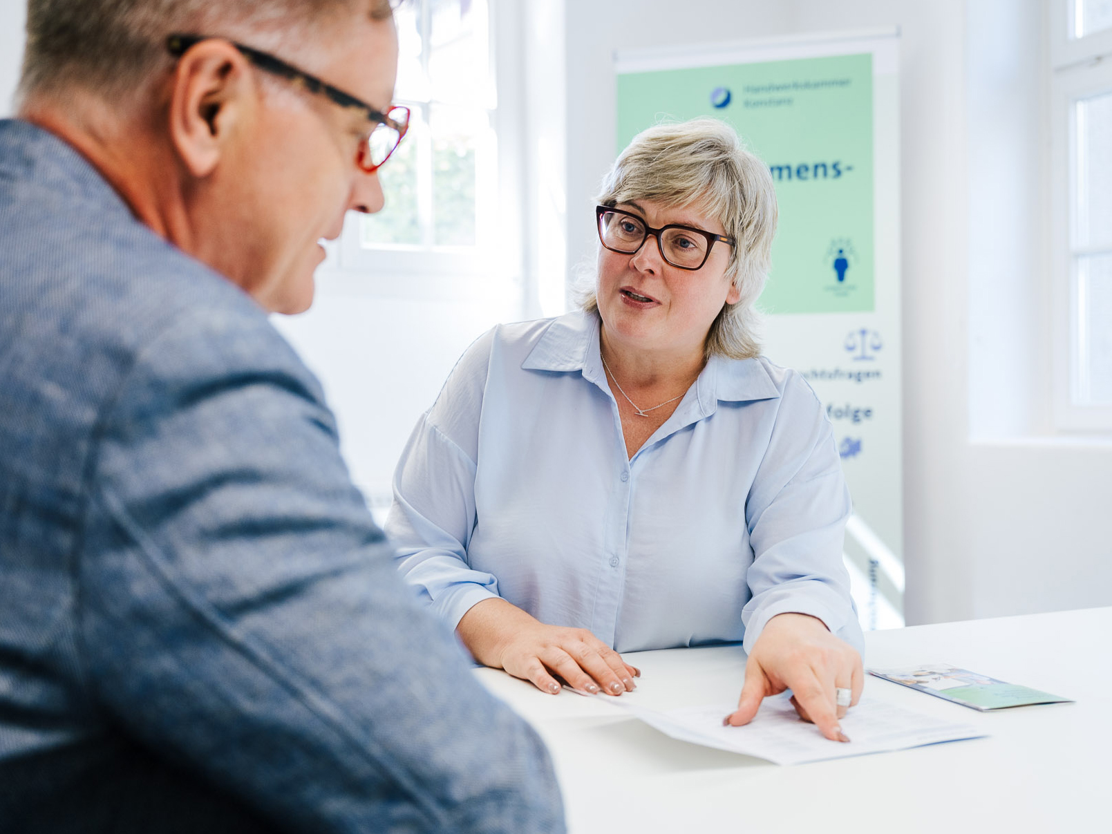 Melita Zivoder, betriebswirtschaftliche Beraterin der Handwerkskammer Konstanz, im Beratungsgespräch.