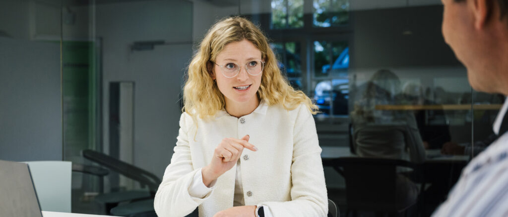 Julia Scholtes, Leiterin der Handwerksrolle bei der Handwerkskammer Konstanz, im Beratungsgespräch.
