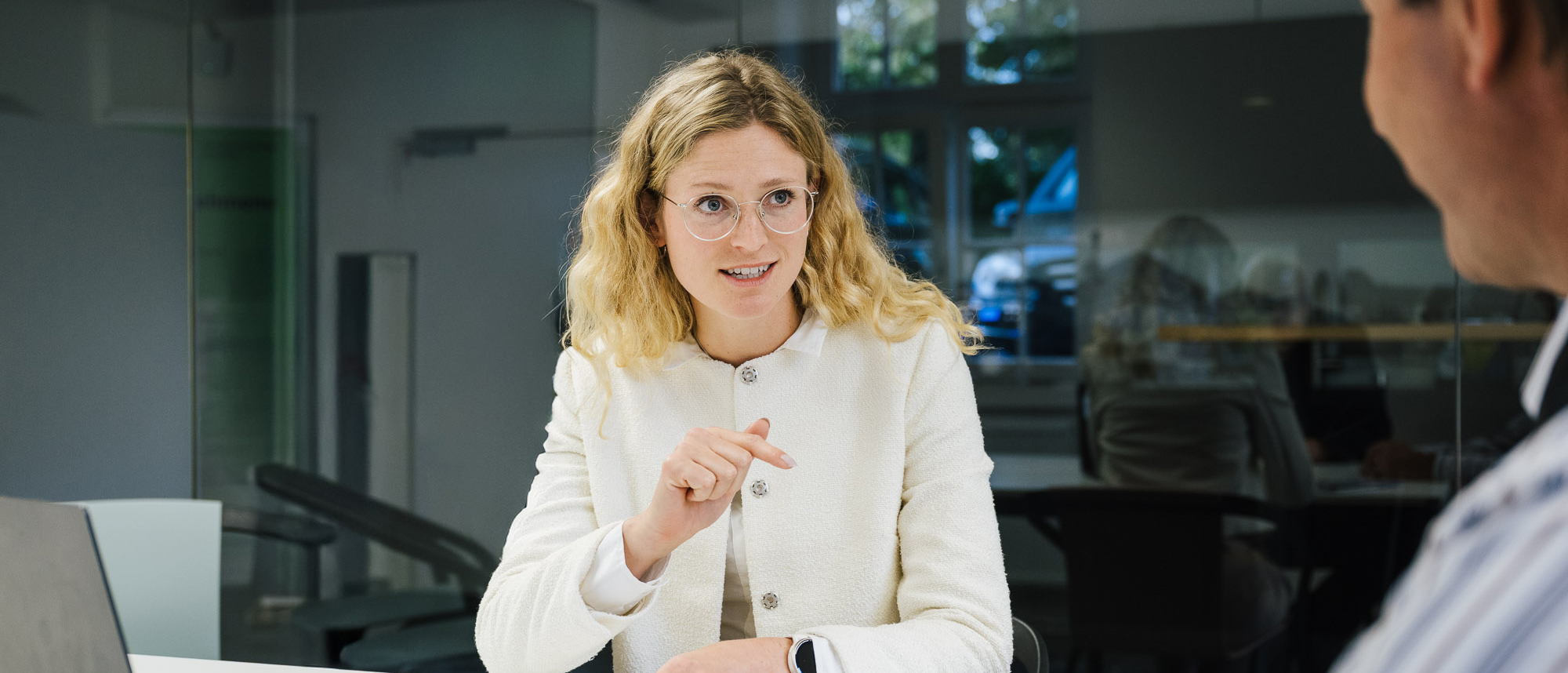 Julia Scholtes, Leiterin der Handwerksrolle bei der Handwerkskammer Konstanz, im Beratungsgespräch.