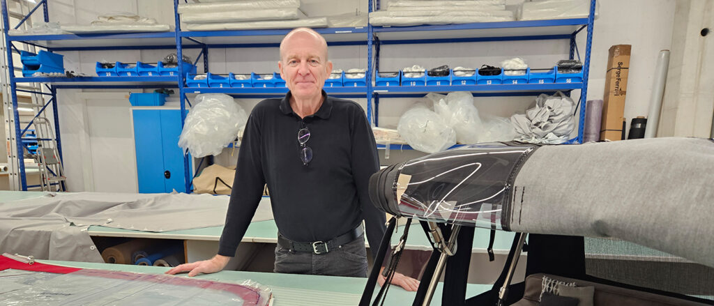 Bootssattler Klaus Leufen in der Werkstatt seines Betriebs Hildra.