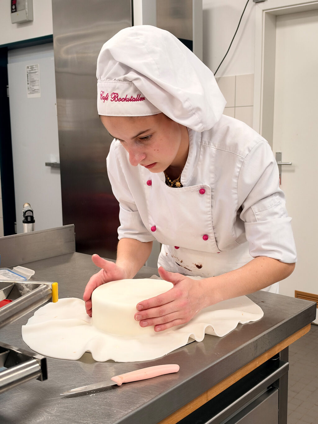 DMH-Landesentscheid 2026: Miriam Kaiser stellt eine Torte her.