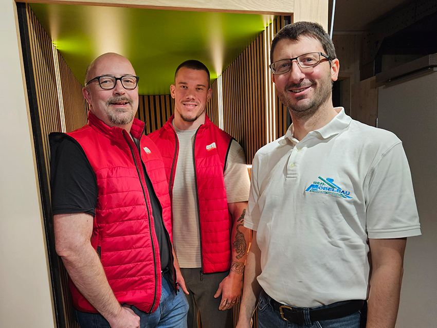 Ralph Leuenberger und Marc Schwerzler von der Geschäftsführung bei Flexomobil mit Mathias Hug vor einem Hauslift im Showroom in Gottmadingen.