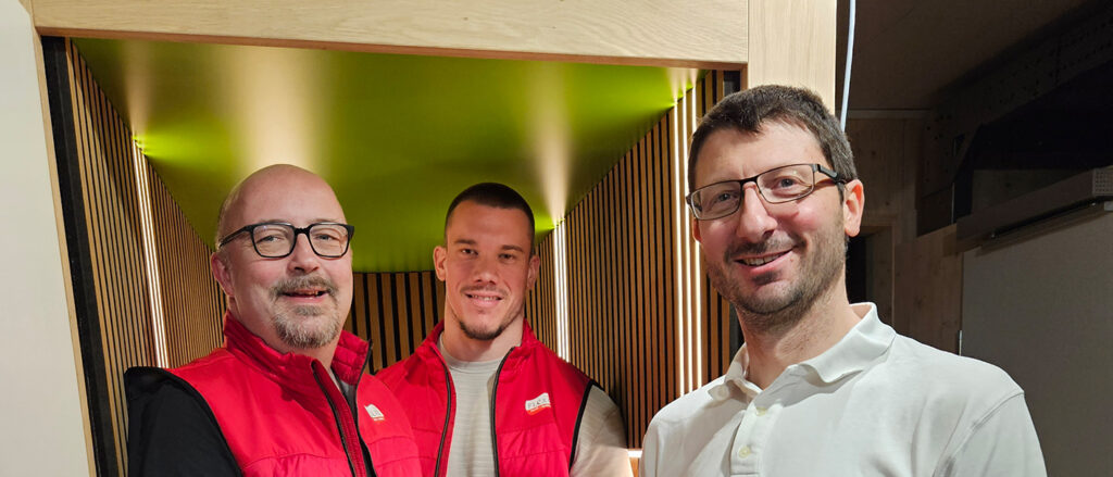 Ralph Leuenberger und Marc Schwerzler von der Geschäftsführung bei Flexomobil mit Mathias Hug vor einem Hauslift im Showroom in Gottmadingen.