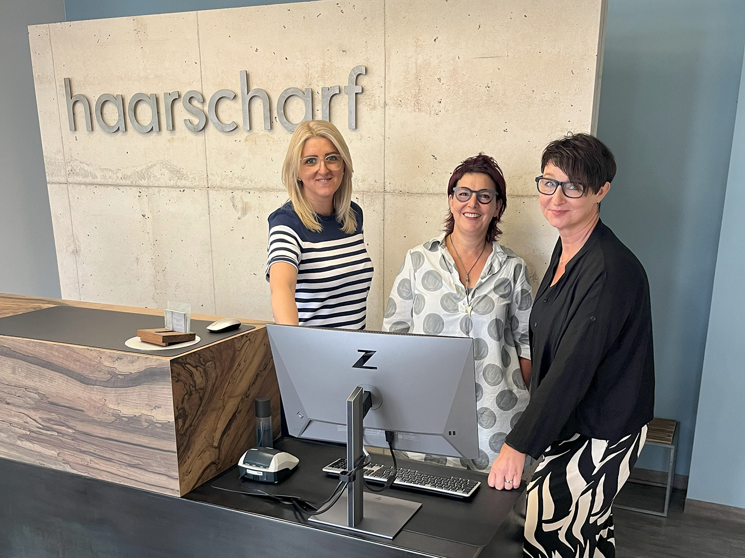 Teamfoto des Friseursalons Haarscharf in Hilzingen.