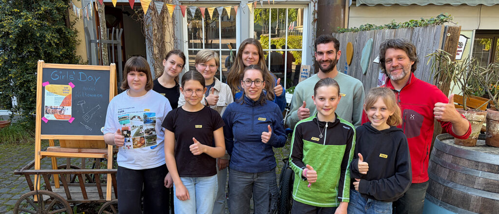 Gruppenbild vor der Werkerei in Radolfzell. Namen siehe Bildunterschrift.