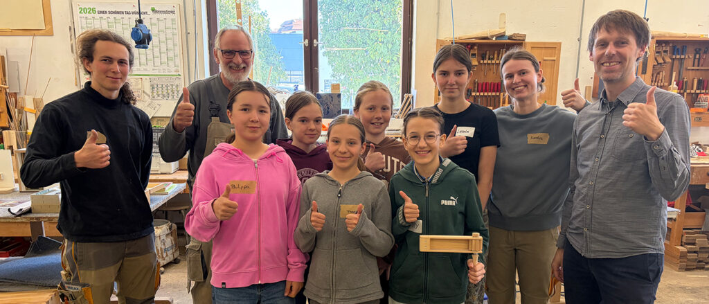Gruppenbild in der Schreinerei Overlack in Radolfzell. Namen siehe Bildunterschrift.