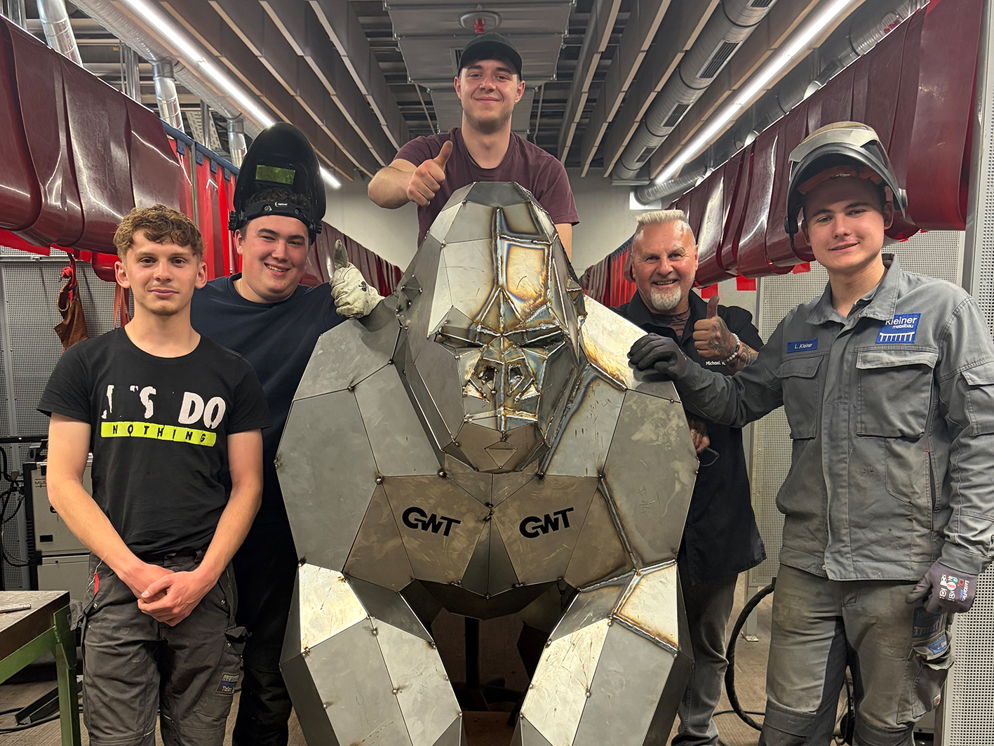 Gruppenbild mit Azubis, Gorilla und Schweißlehrer