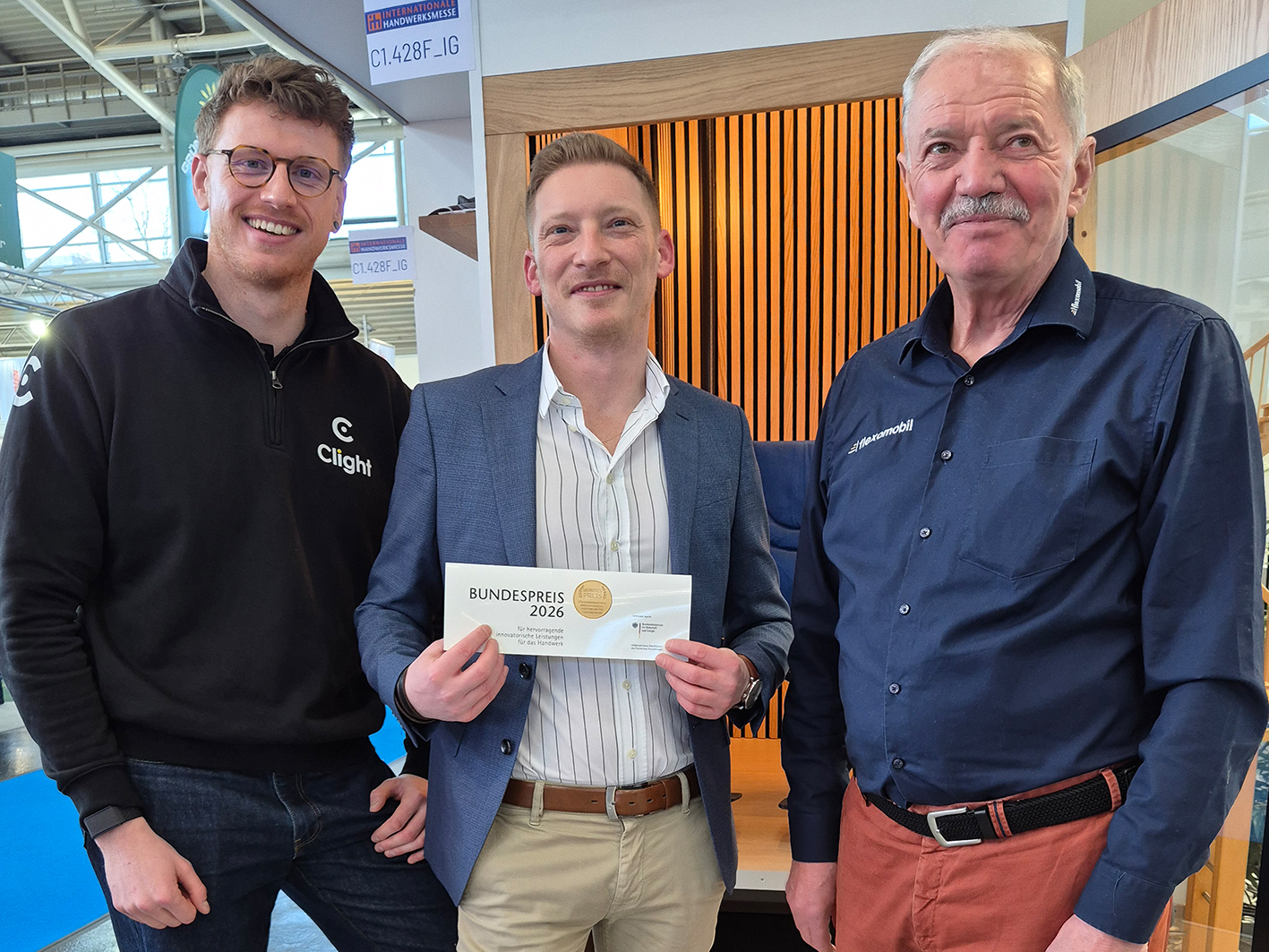 Gruppenbild mit Marius Krösser (Clight), Jan Benz (Berater für Innovation und Technologie, Handwerkskammer Konstanz) und Siegfried Schmid (Flexomobil) auf der IHM in München.