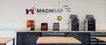 Ausstattung der Machbar in Tuttlingen auf einem Sideboard: Diverse 3-D-Drucker. Laserschneid- und Gravurmaschinen.