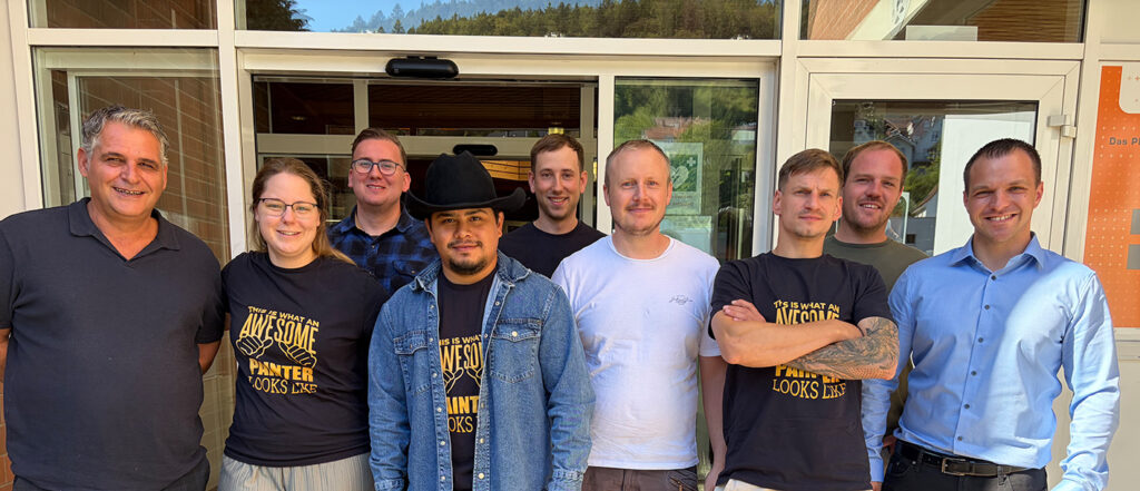 Gruppenfoto der neun neuen Malermeister mit Lehrmeister Jens Eichler vor der Bildungsakademie Waldshut