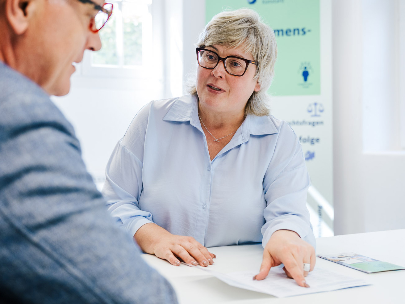 Melita Zivoder, betriebswirtschaftliche Beraterin der Handwerkskammer Konstanz, im Beratungsgespräch.