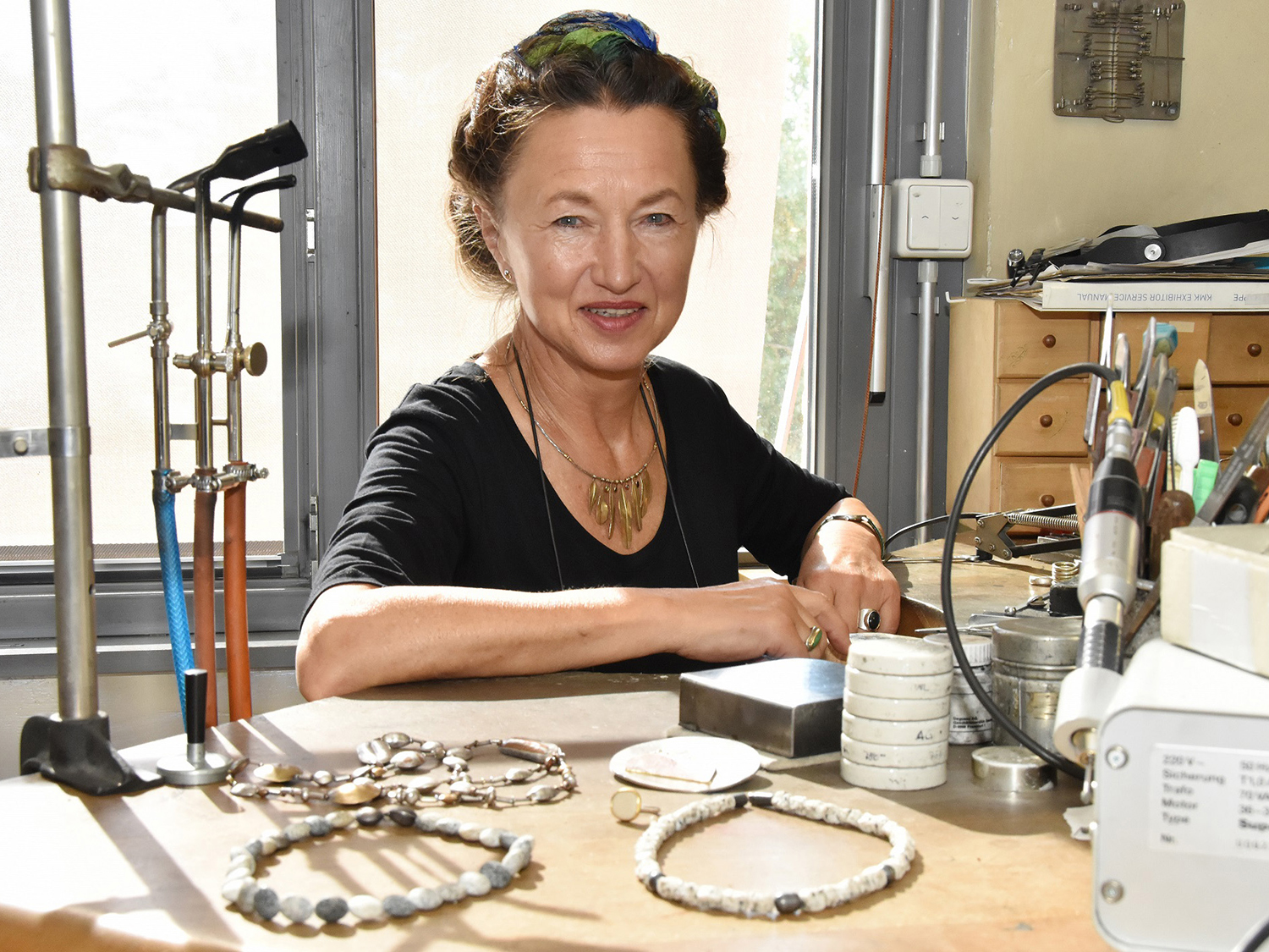 Goldschmiedemeisterin Karin Demmler in ihrer Werkstatt.