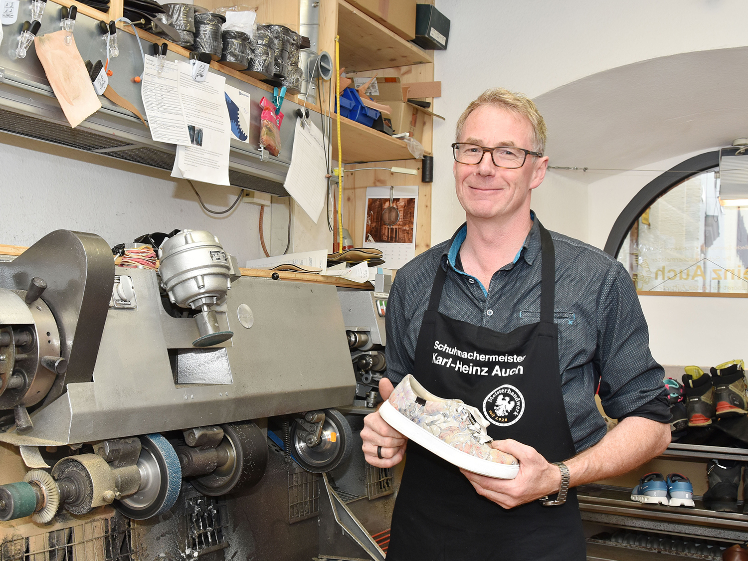 Schuhmachermeister Karl-Heinz Auch aus Rottweil in seiner Werkstatt.