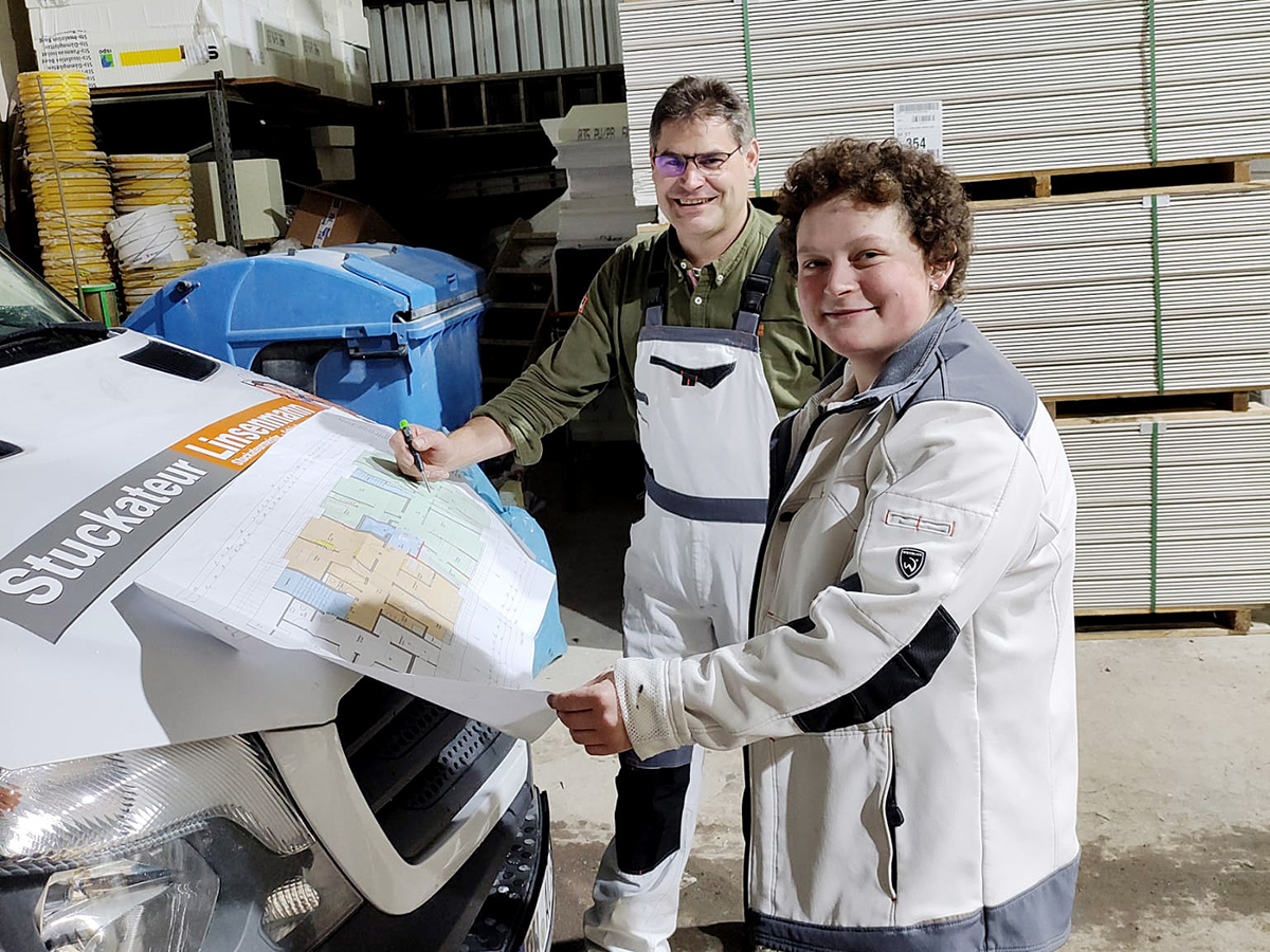 Christian Linsenmann und Caroline Müller bei der Baustellenbesprechung.