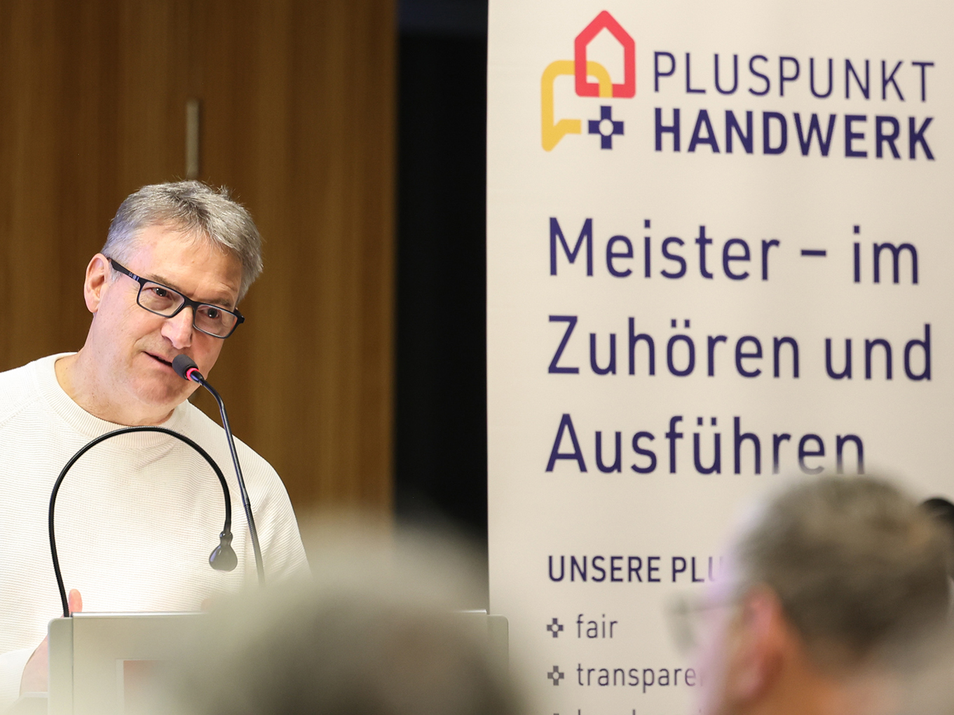 Georg Hiltner, Vereinsvorsitzender und Hauptgeschäftsführer der Handwerkskammer Konstanz, am Rednerpult.