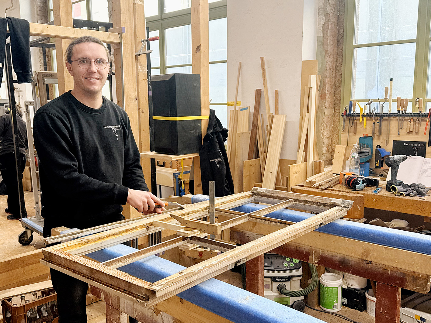 Restaurator Paul Steinbock arbeitet an einem Fenster in der Werkstatt der Holzmanufaktur Rottweil.