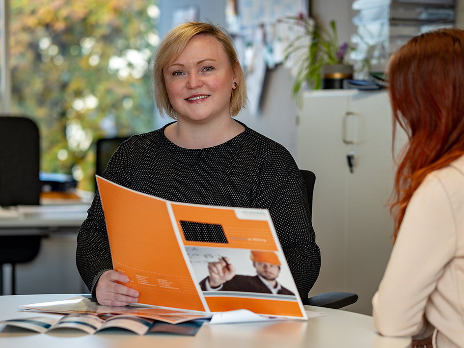 Stefanie Ende, Ansprechpartnerin für Meisterschulen, im Beratungsgespräch.