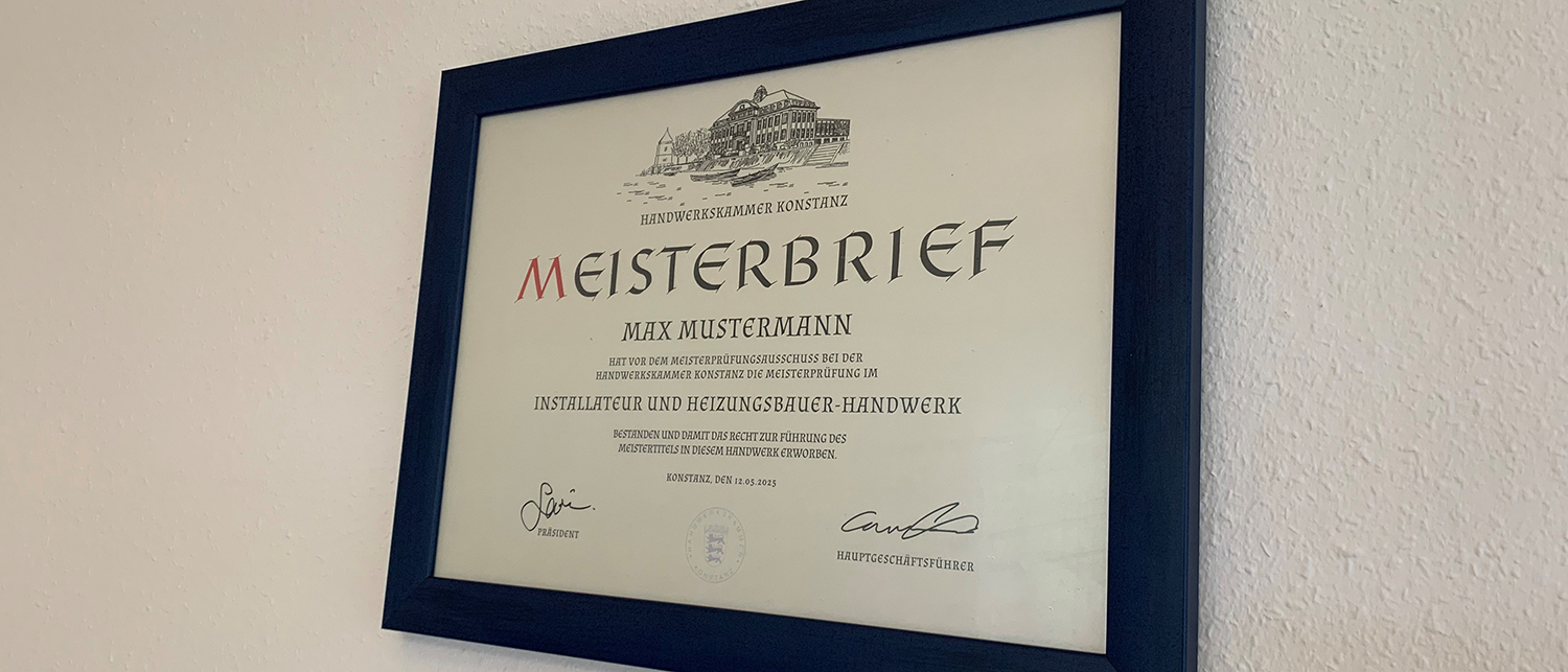 Muster für einen historischen Meisterbrief der Handwerkskammer Konstanz, das gerahmt an einer Wand hängt.