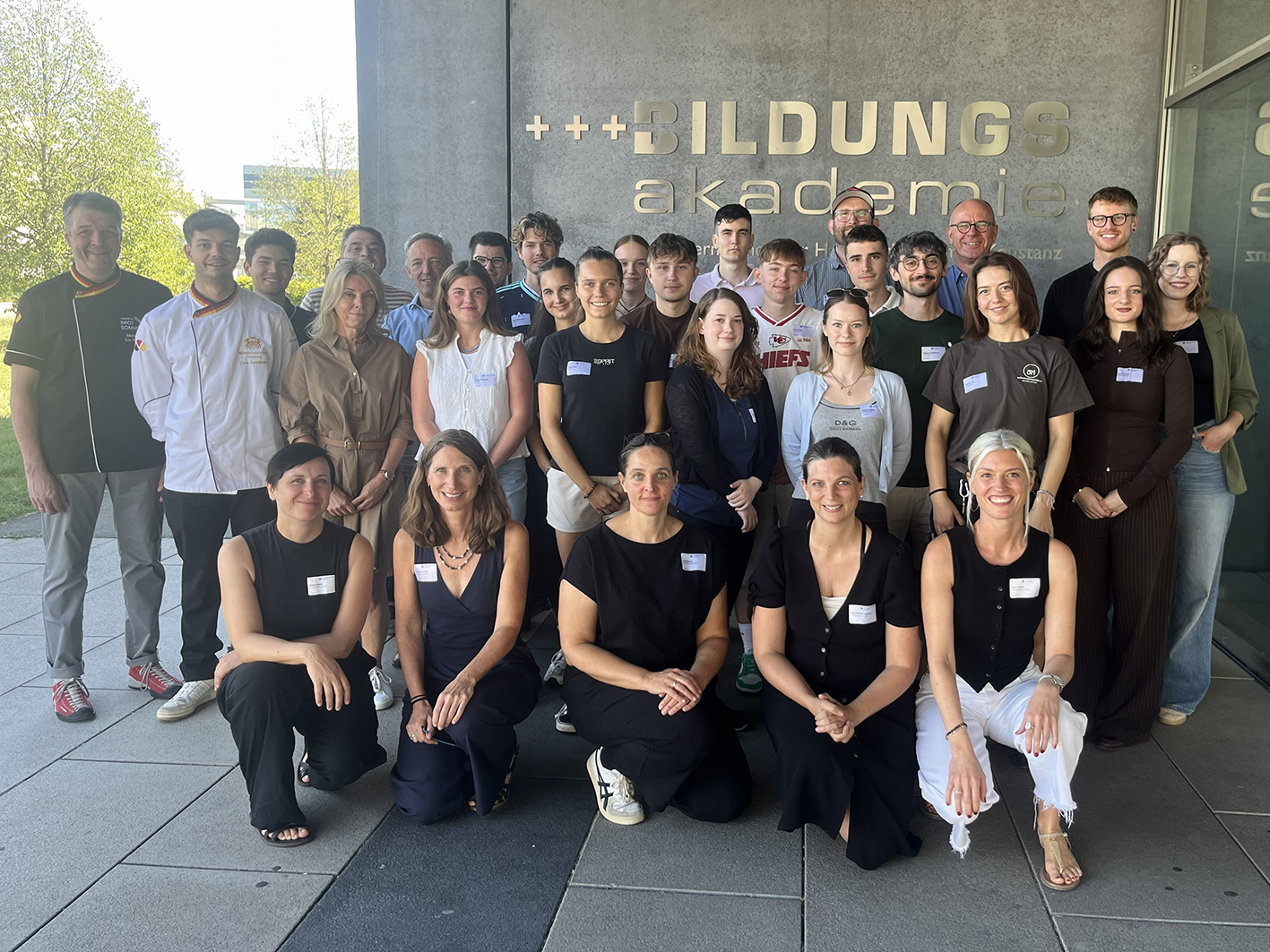 Gruppenbild mit allen Teilnehmenden des Volotags vor der Bildungsakademie