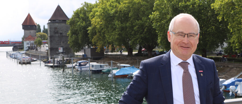 Portrait von Werner Rottler, Präsident der Handwerkskammer Konstanz, auf der Fahrradbrücke in Konstanz.
