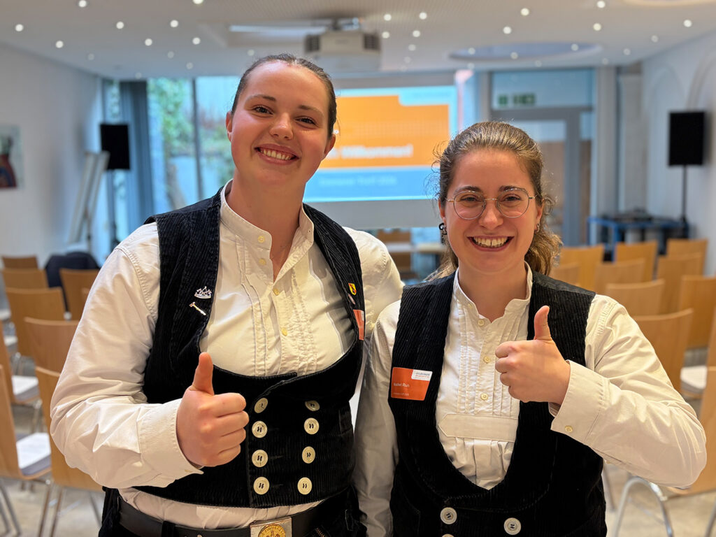 Zimmerer-Treff 2026: Portrait von Isabel Ruh und Marina Rünzi in Kluft.