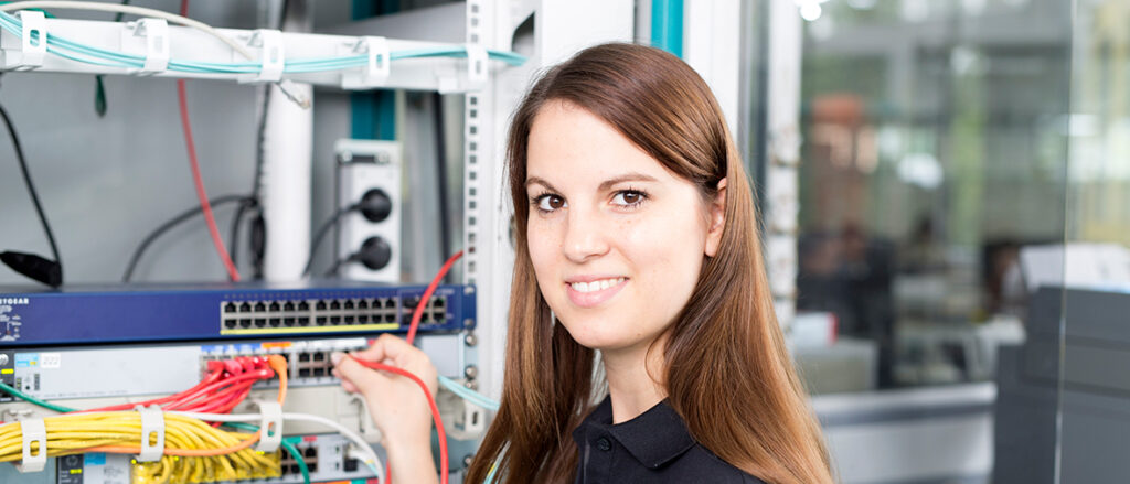 Junge Informationselektronikern bei der Arbeit.