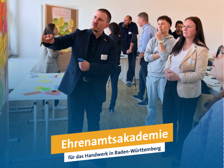 Teilnehmer der Ehrenamtsakademie diskutieren vor einer Stellwand, an der bunte Klebezettel angebracht sind.