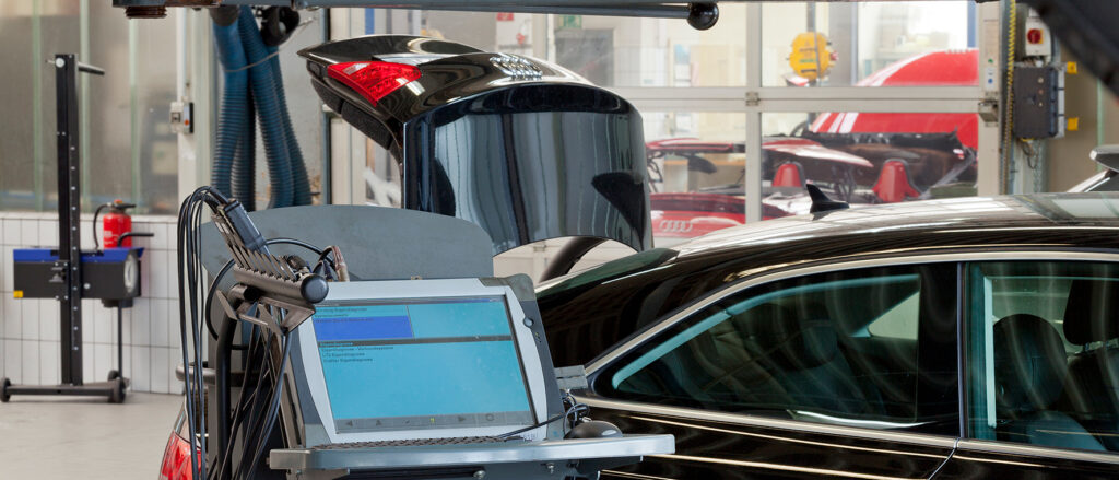 Auto mit geöffnetem Kofferraum in Werkstatt.