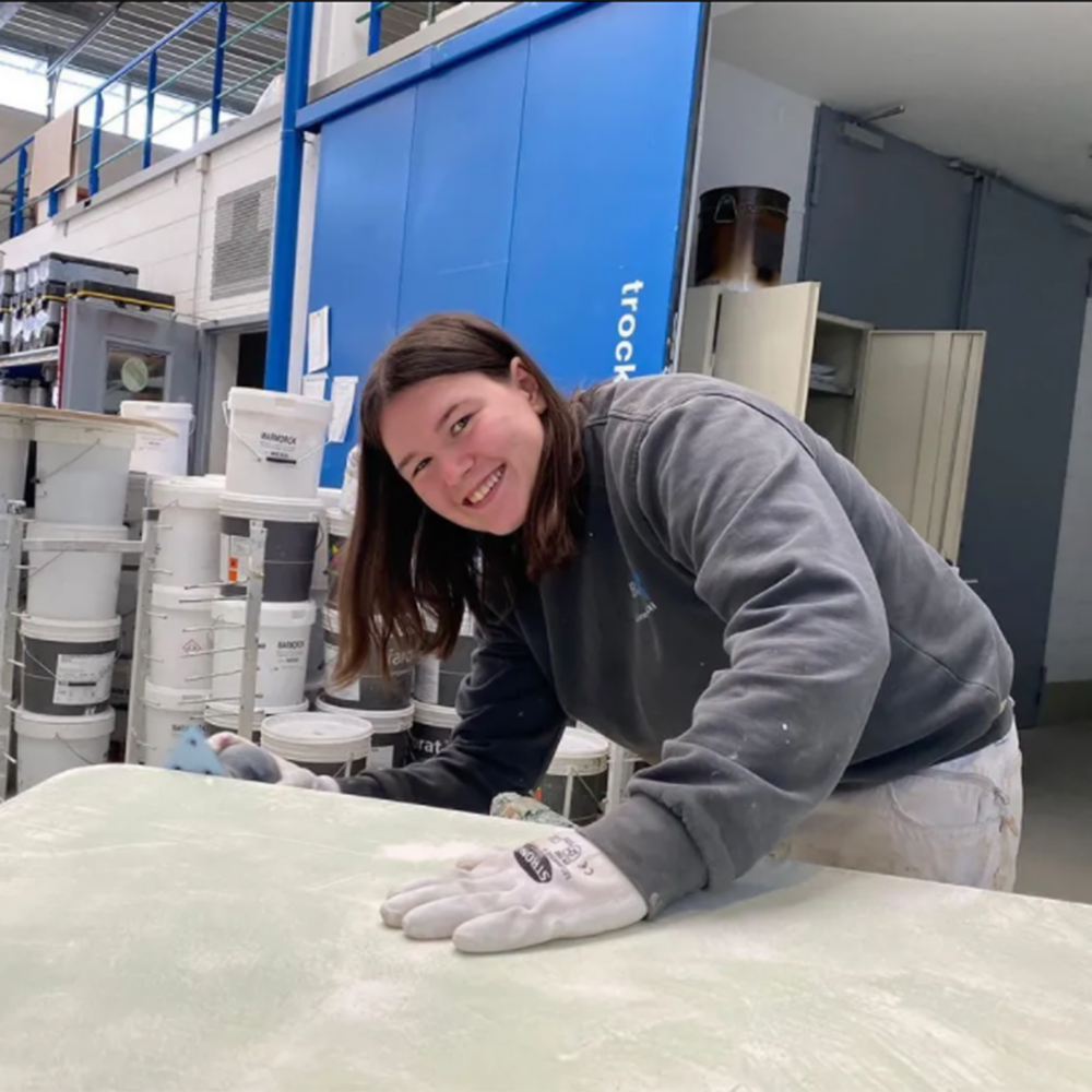 Lorena Hickl, angehende Malerin und Lackiererin, bei der Arbeit.