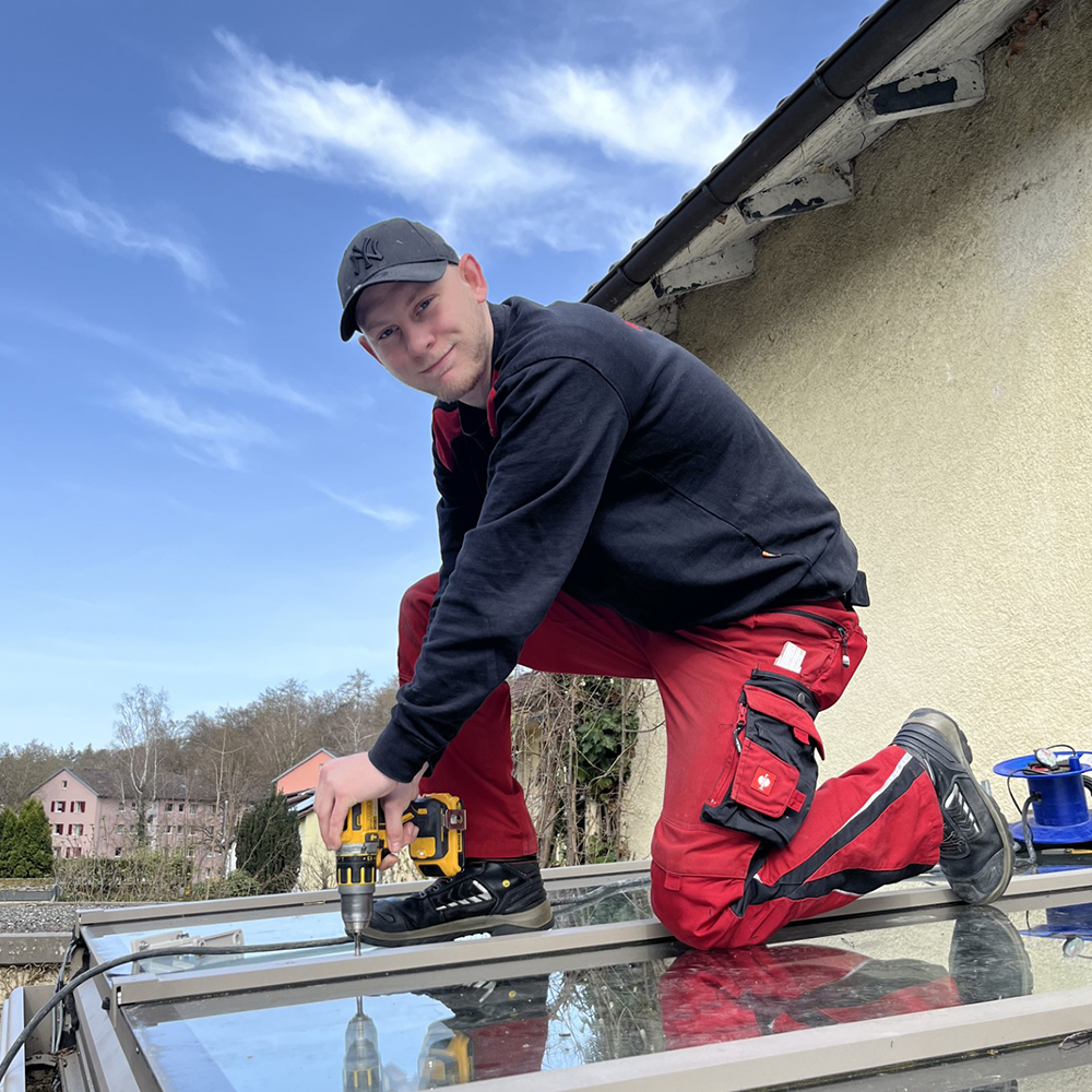 Rollladen- und Sonnenschutzmechatroniker Moritz Braun bei der Arbeit.