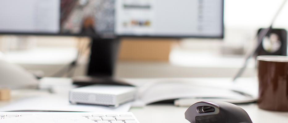 Nahaufnahme von Schreibtisch mit Tastatur und Bildschirm