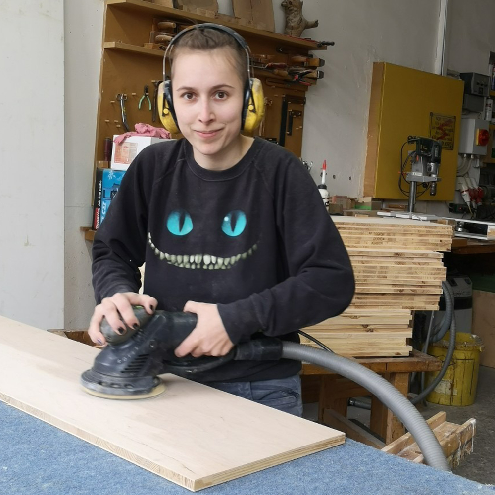 Schreinerin Natalie Matern bei der Arbeit.