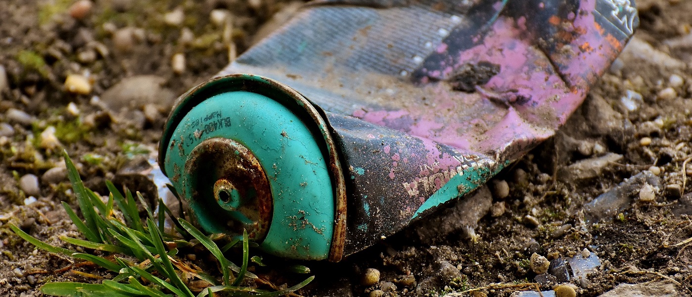 Verrostete und ausgedrückte Spraydose in Nahaufnahme