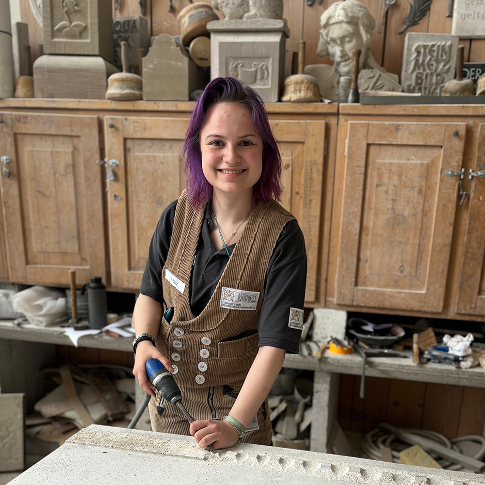 Jaime Bolz, angehende Steinmetzin, bei der Arbeit.