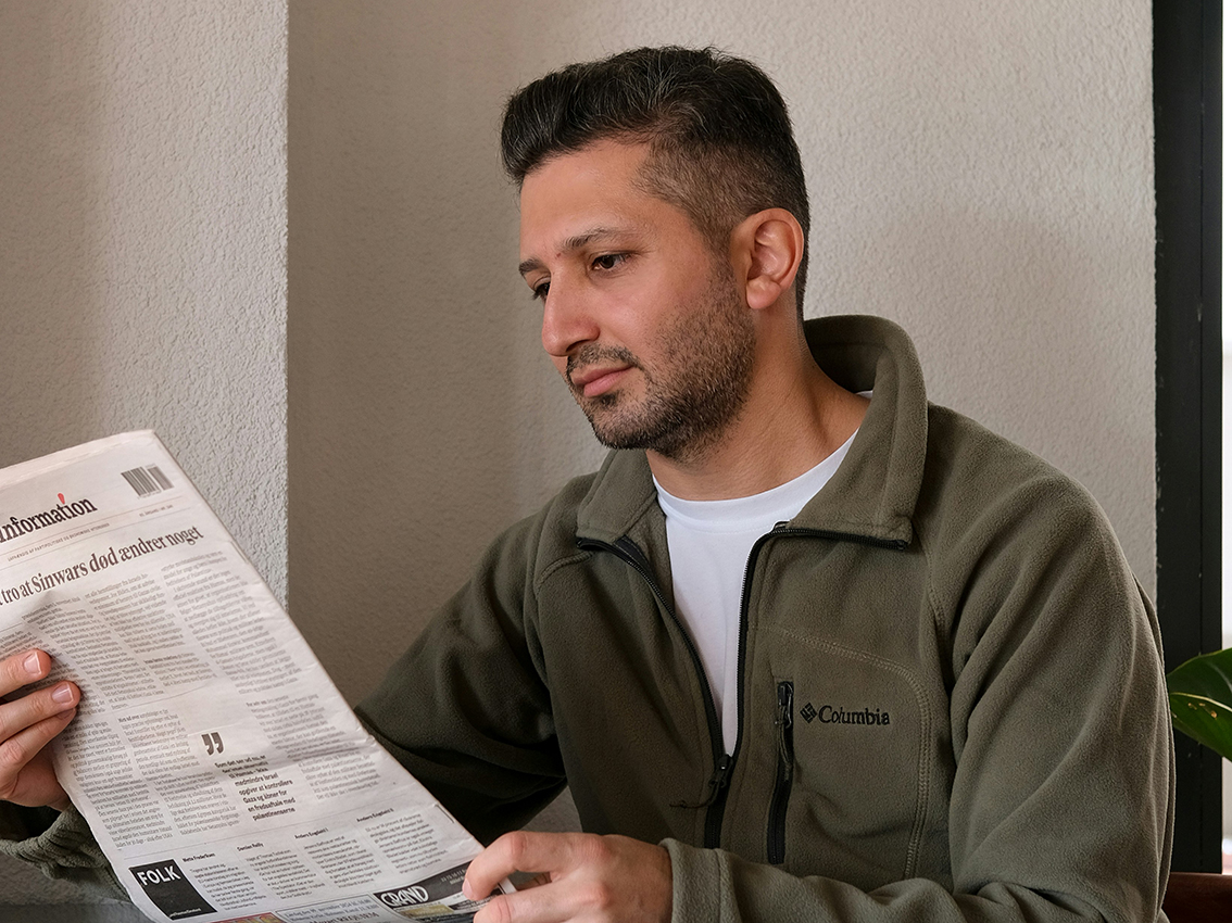 Zeitunglesender Mann