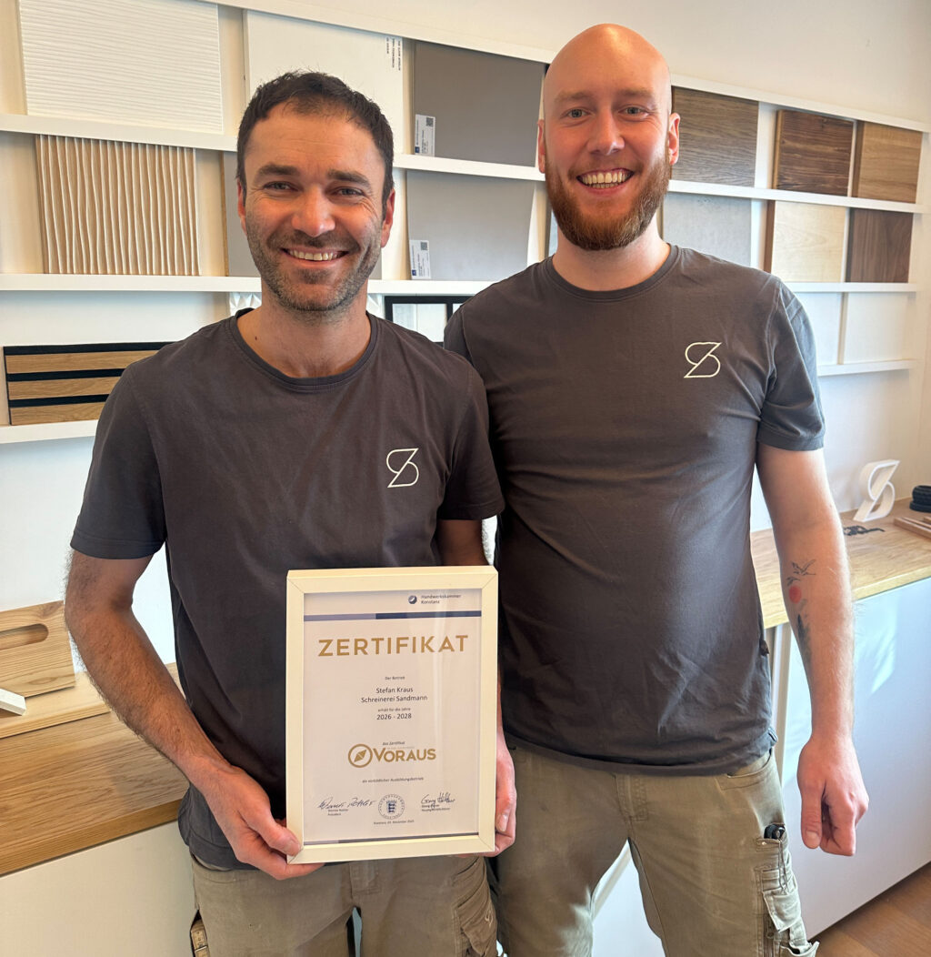 Stefan Kraus, Inhaber der Schreinerei Sandmann in Konstanz, mit seinem Auszubildenden Eric Levo.