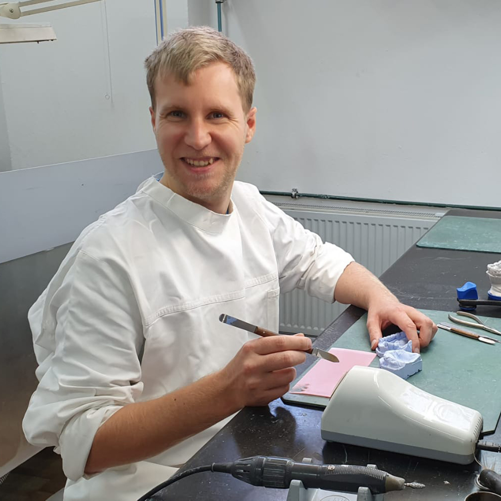 Julian Storch, angehender Zahntechniker, bei der Arbeit.