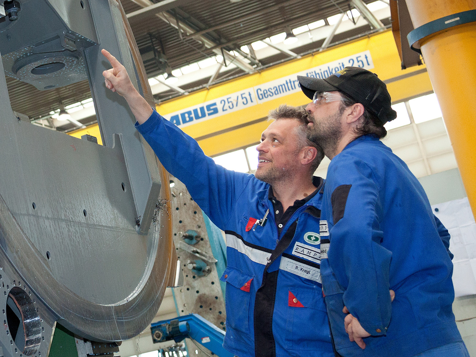 Zwei Zerspanungsmechaniker bei der Arbeit.
