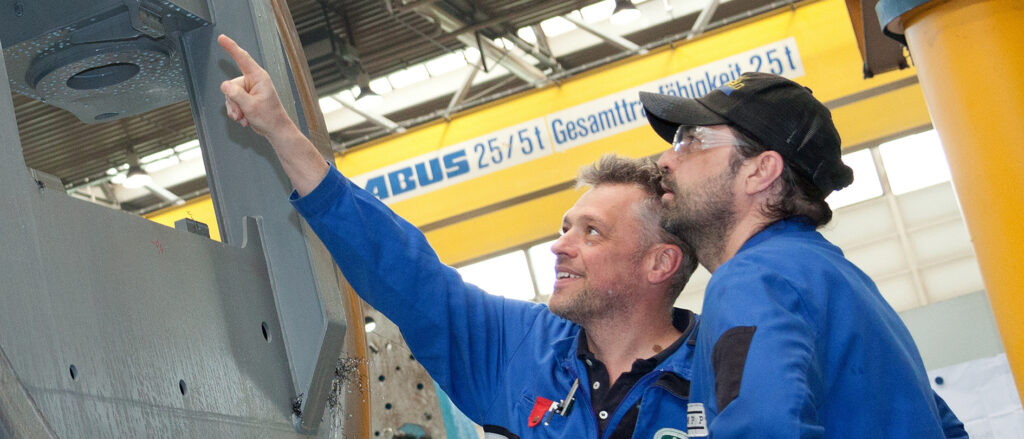 Zwei Zerspanungsmechaniker bei der Arbeit.