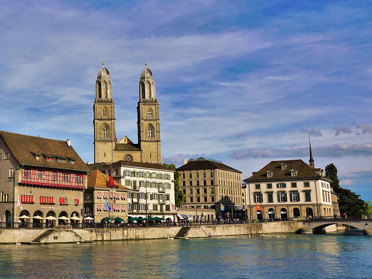 Altstadt von Zürich vom Wasser aus.